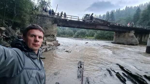 Комаров зафиксировал обвал моста