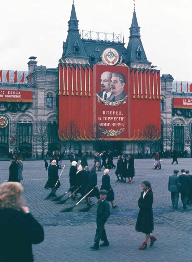 Дворничихи с метлами на Красной площади.