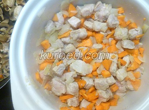 Шаг 3 - обжарить мясо с луком и морковью до нежно-розоватого цвета Мясо с овощами и грибами, пошаговое приготовление - обжарить мясо с луком и морковью до нежно-розоватого цвета