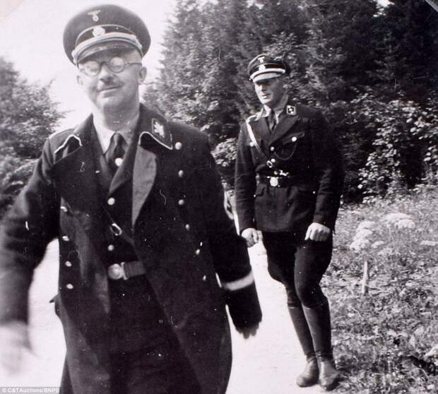 Генрих Гиммлер (слева) адольф гитлер, гитлер, исторические фотографии, ретрофото, фотоальбом