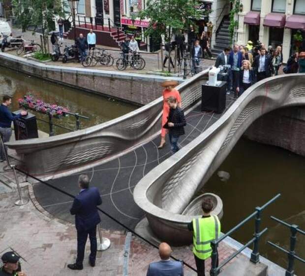 В Амстердаме открыли первый в мире пешеходный стальной мост, полностью напечатанный на 3D-принтере. В Амстердаме открыли первый в мире пешеходный стальной мост, полностью напечатанный на 3D-принтере.
