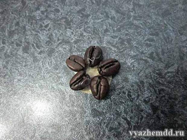 цветочек из кофейных зерен