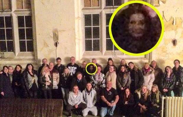 Фантом сфотографировался с группой охотников на привидений