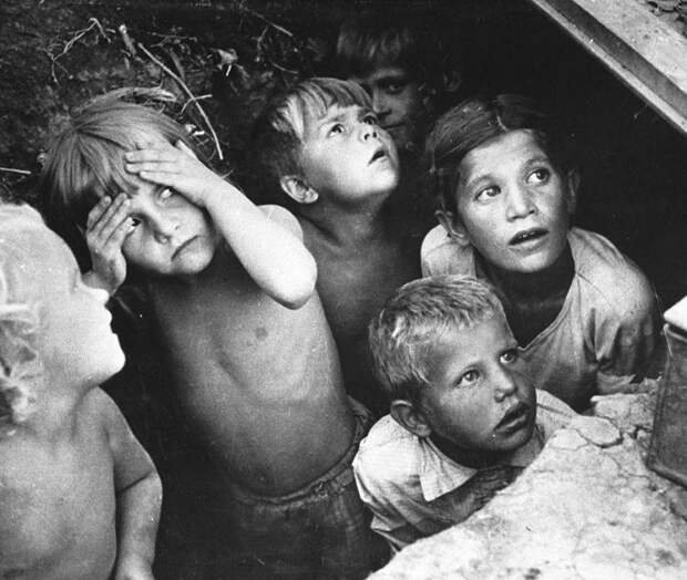 11. Дети во время бомбёжки, Минск, Беларусь, июнь 1941 года история, раскрашено, фотографии