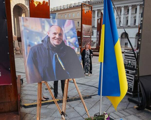 В центре Киева скорбящие «побратимы» устроили «последний майдан» расстрелянного в субботу во Львове экс-спикера...