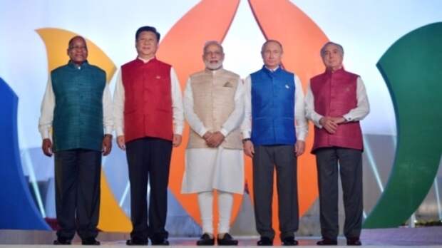 Путин примерил национальный костюм Индии на саммите БРИКС