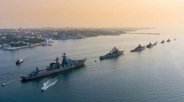 Моряки-черноморцы отслеживают действия эсминца США в Черном море
