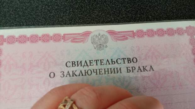 А вам встречались люди, зарабатывающие копейки, но живущие так, будто получают миллионы. Многие из них совершенно не могут соотнести уровень своих доходов и расходов.-2