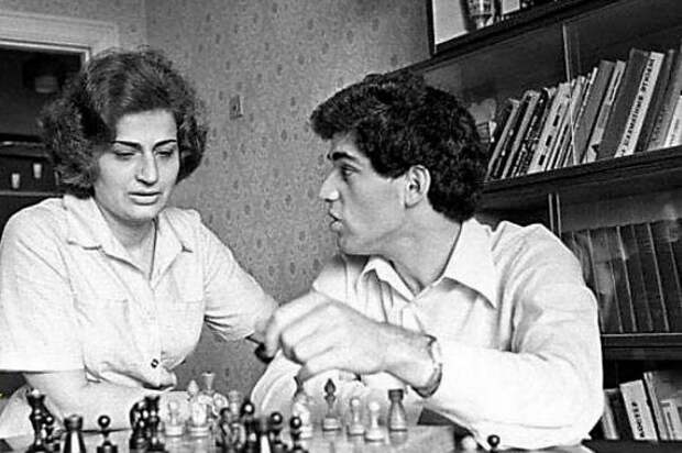 Гарри Каспаров с мамой. Фото из свободного доступа. 