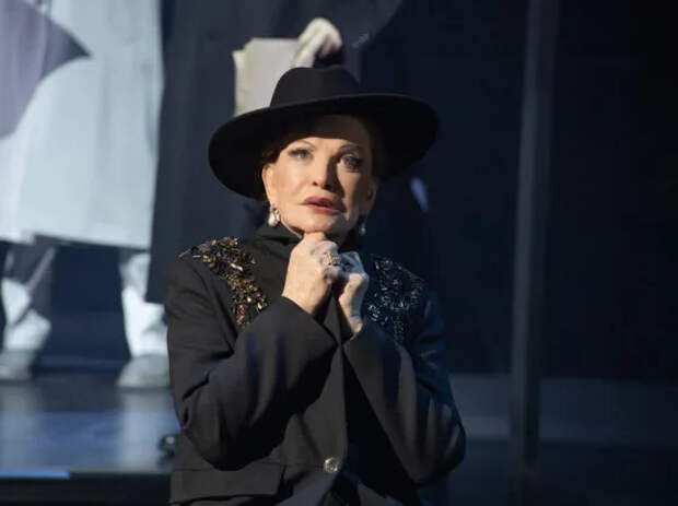 Дама-шик, дама-шарм: Людмила Максакова отмечает юбилей