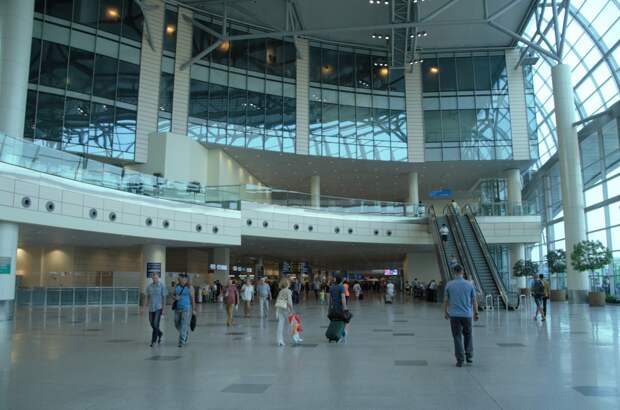 В «Домодедово» заявили о штатной работе аэропорта в грозу