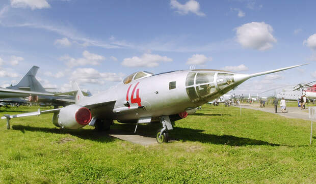 Фронтовой бомбардировщик Як-28 в музее Военно-воздушных сил в Монине 