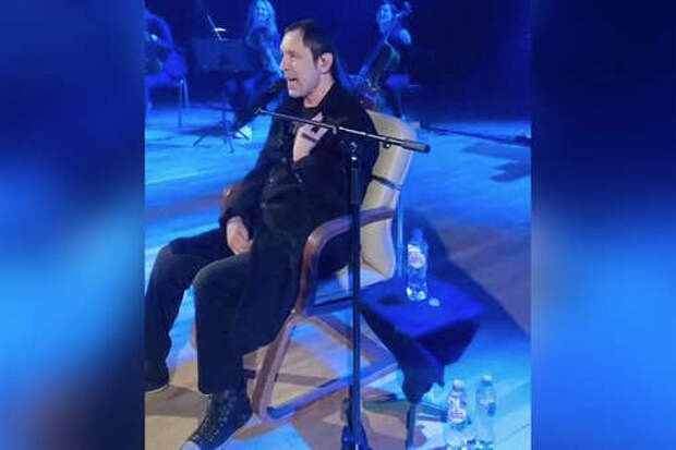 Певец Носков впервые за долге время исполнил на сцене хит «Это здорово»