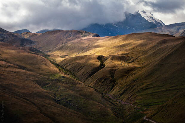 долина у подножья церкви Гергети долина у подножья церкви Гергети