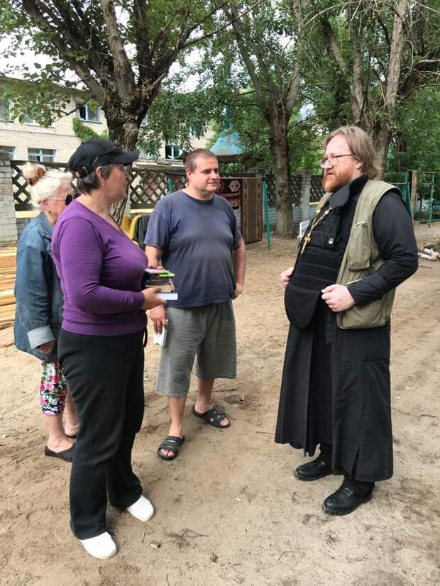 Священник из Ростокина возит на Донбасс гуманитарную помощь