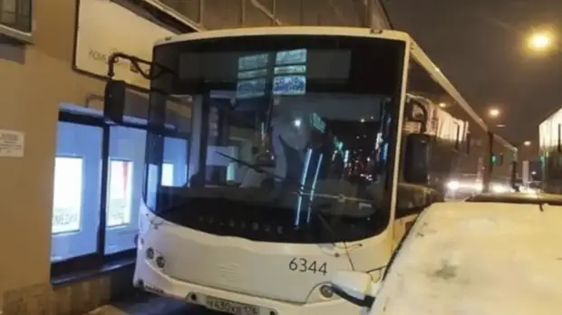 В здание театра «Приют комедианта» в Петербурге въехал автобус