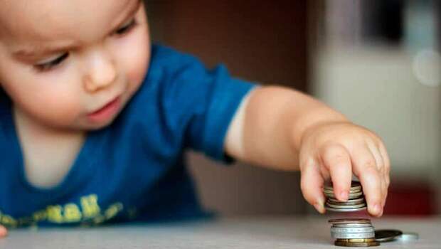 Российские семьи досрочно получат детские пособия перед майскими праздниками