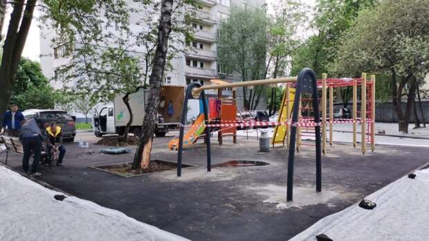 Возле двух домов на Псковской идёт благоустройство