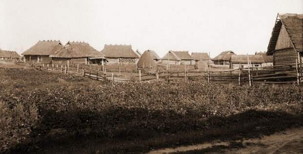 Деревенские дома с соломенными крышами.