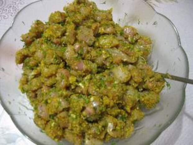Смешиваем мясо, специи с желатином, укроп и чеснок