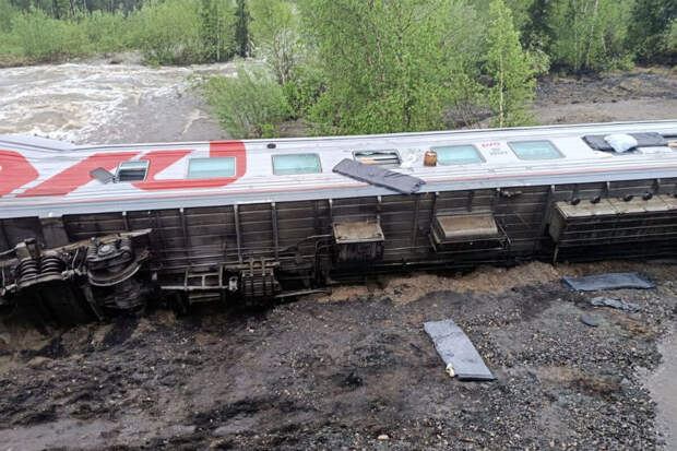РЖД: возможная причина схода вагонов поезда в Коми - подмыв полотна из-за дождя