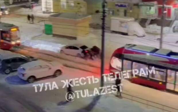 Сразу несколько автомобилей застряли на трамвайных путях в Туле