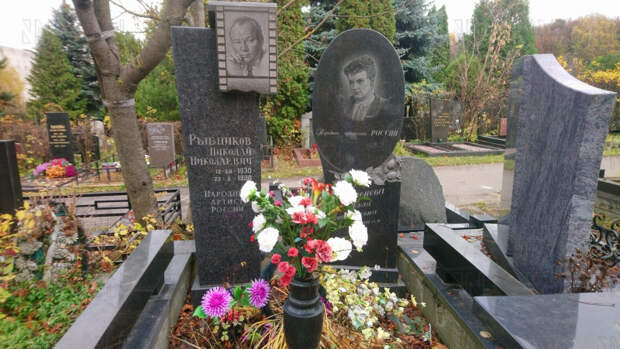 Искусственные цветы принесли к могиле Рыбникова на 30 лет со дня смерти