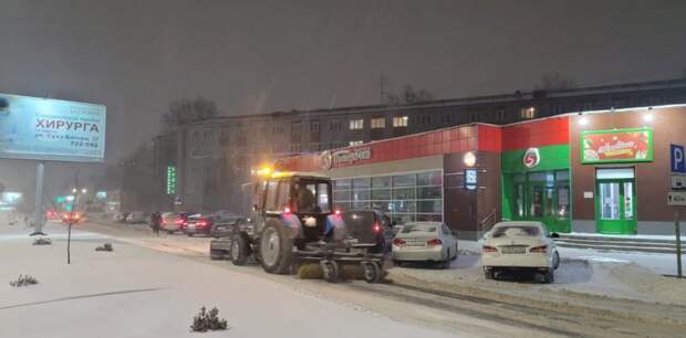 Почти 130 единиц техники и 1500 дворников чистят улицы Барнаула от снега 13 декабря