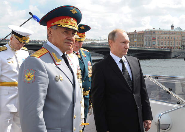 Министр обороны РФ Сергей Шойгу и президент России Владимир Путин (слева направо на первом плане) на катере "Серафим Саровский"