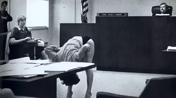 Танцовщица демонстрирует, что ее белье достаточно "закрытое", чтобы ее тело не обнажалось, полиции во Флориде после ареста история, факты, фото