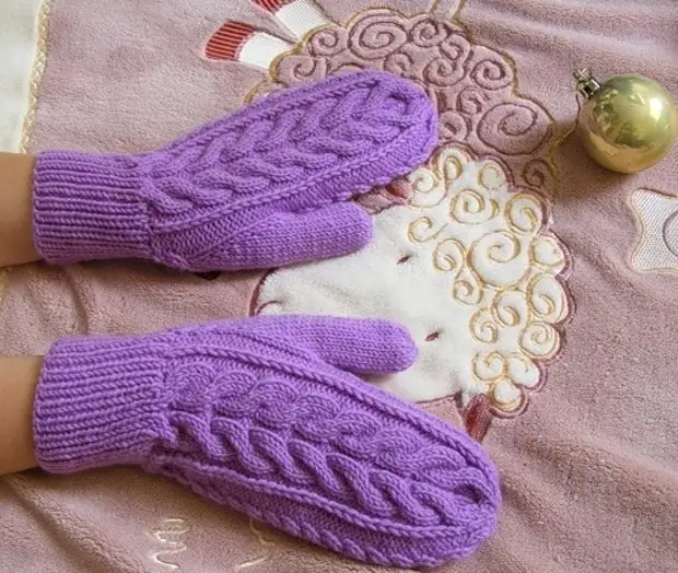 Варежки с косами. Узор для варежек спицами ложная коса. Варежки спицами ложной косой. Рукавицы с ложной косой. Варежки спицами ложной косой.