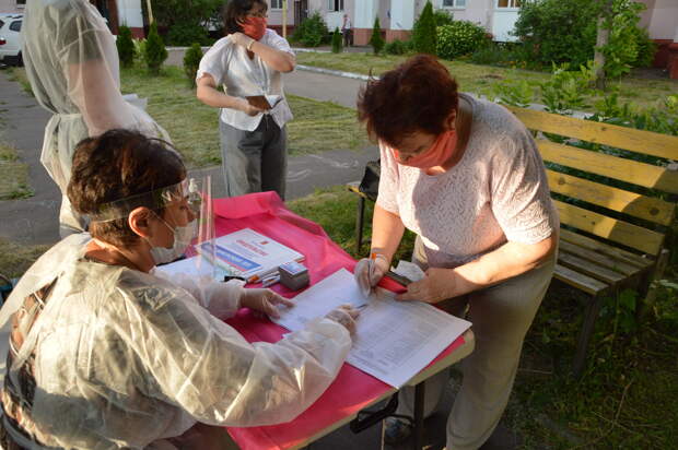 Жительница Твери пришла на голосование вместе с кошкой Мармышкой