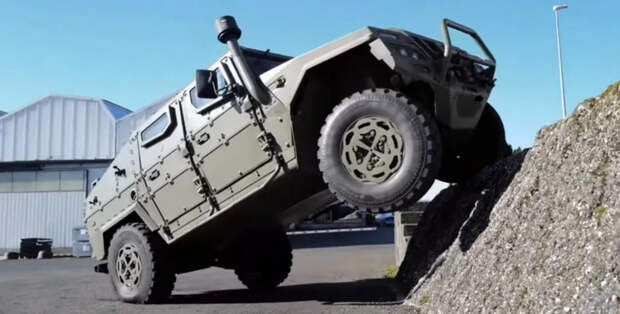 Показано неудачное приземление испанского бронеавтомобиля VAMTAC