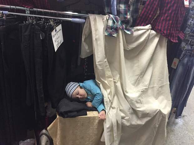 Ребенок спит в магазине комфорт, прикол