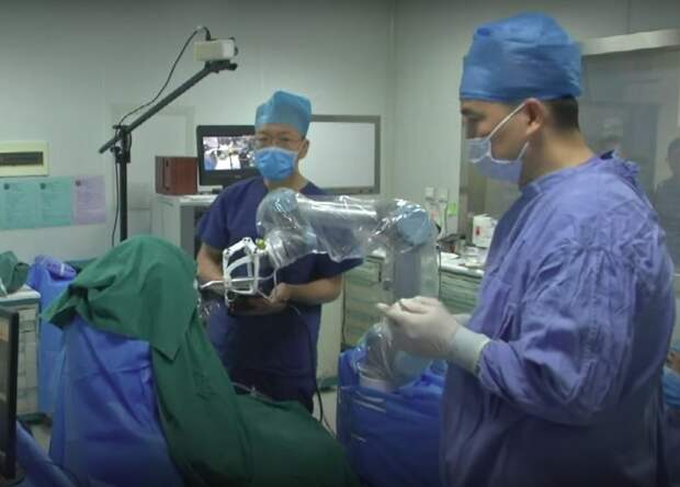 Робот-дантист имплантировал человеку 3D-печатные зубы
