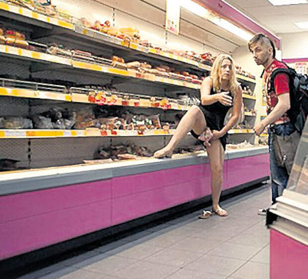 Июль 2010 г. «Война»: Магазин. Курица между ног