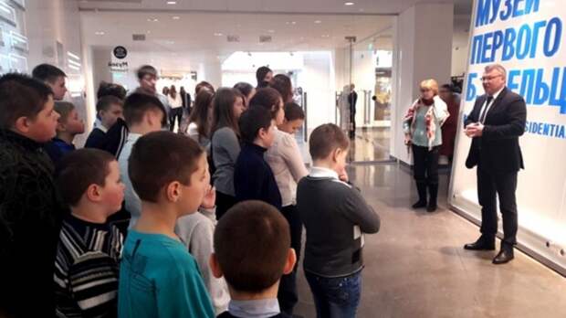 90-е годы - не дай Бог снова. Ельцин-центр в контексте технологий цветных революций