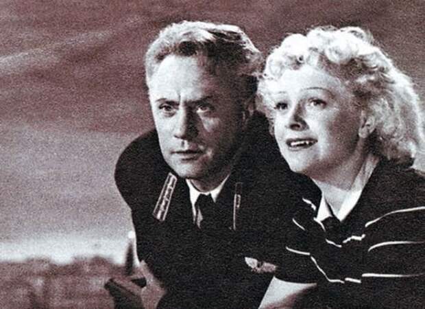 Кадр из фильма *Воздушный извозчик*, 1943 | Фото: kino-teatr.ru Кадр из фильма *Воздушный извозчик*, 1943 | Фото: kino-teatr.ru