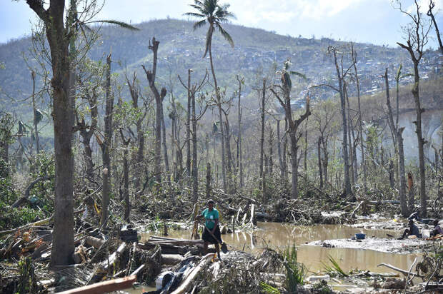 Власти Гаити заявили, что ураган «Мэтью», затронувший юг страны в начале октября, нанес стране ущерб и экономические убытки в размере 1,89 миллиардов долларов