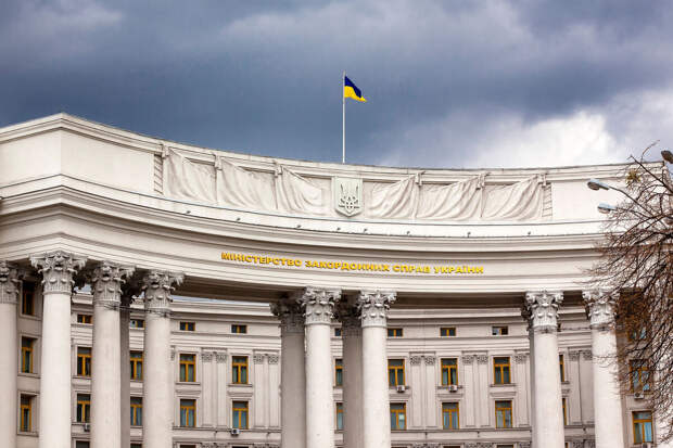 МИД Украины: консульские услуги мужчинам возобновятся не раньше 18 мая 2024 года