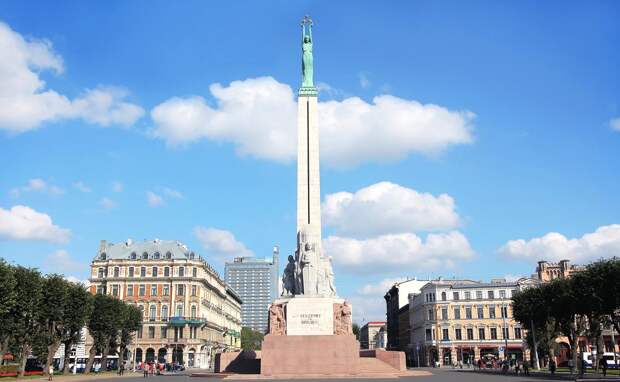 Символично: военные США превратили в «отхожее место» Памятник свободы в Риге