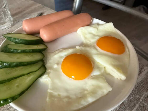 Почему яичница никогда не получается идеальной: всё упирается в один момент при разбивании яиц