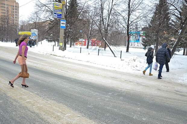 Жительница Тольятти всю зиму ходит в летней одежде и легкой обуви зима, люди, одежда