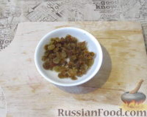Фото приготовления рецепта: Пряный рис с изюмом и миндалем - шаг №7