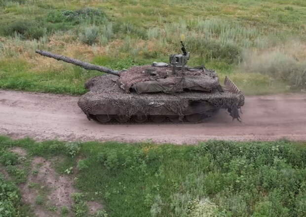 Экипаж Т-90М «Прорыв» Западного военного округа выполняет боевые задачи на Купянском направлении в зоне СВО