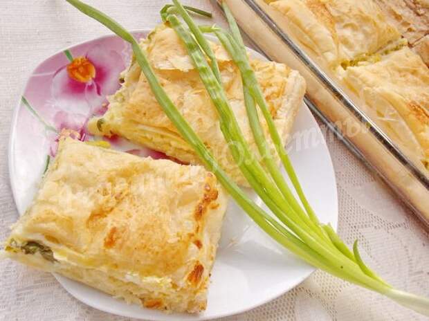 баница слоёная с брынзой и зеленью