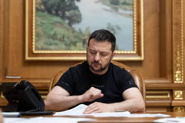 Экс-премьер Украины Азаров назвал Зеленского самозванцем