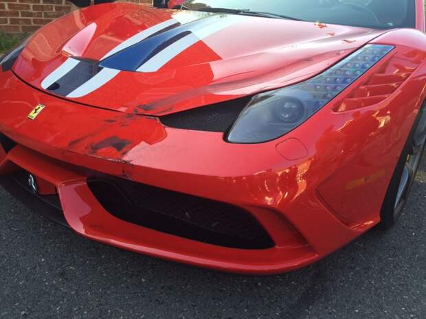 Дамочка на стареньком Мерседесе наехала на Ferrari стоимостью 300 000 баксов
