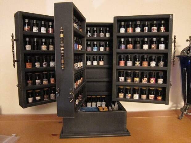 Хорошие духи – вещь недешева, поэтому бывает обидно, что их аромат перестает ощущаться слишком быстро. Может быть, конечно, вам попалась подделка, а может, вы просто неправильно пользуетесь парфюмом.