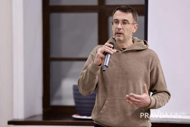 Писатель Евгений Журавли представил книгу о волонтерах СВО